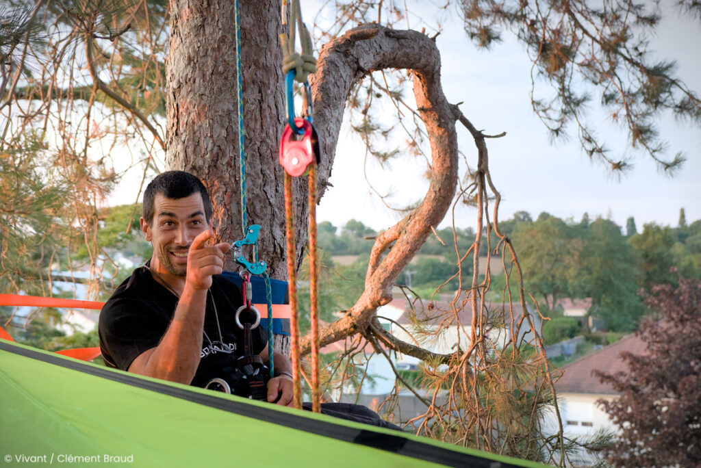Ianis Bouteloup grimpe dans un arbre avec un baudrier