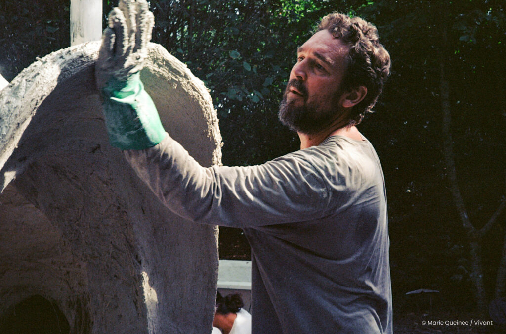 Lazare Cimmier est artisan et formateur en écoconstruction, un tiers de son activité est consacré aux techniques de la kerterre.